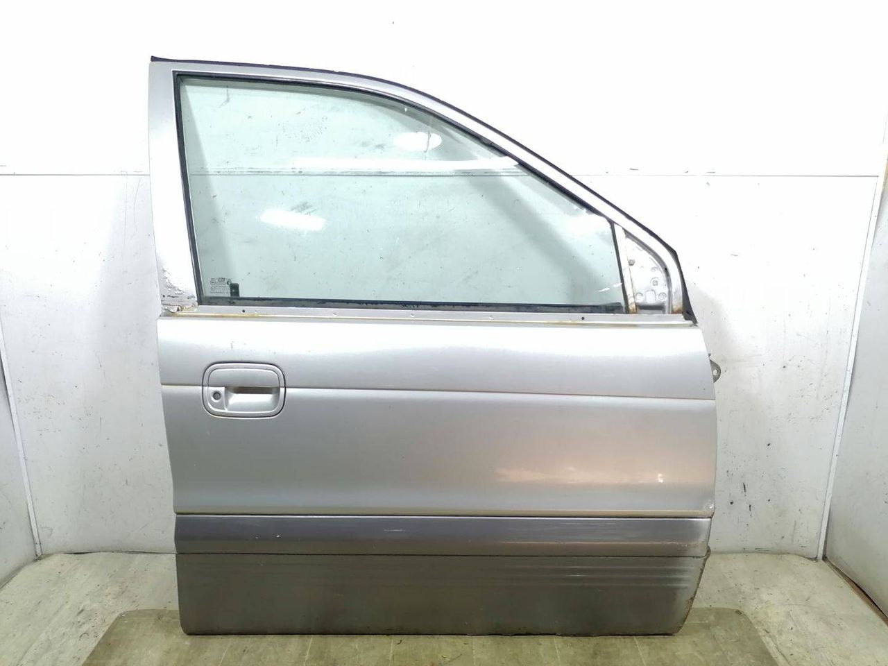 дверь передняя правая Hyundai Santamo 1 поколение 1999, 2.0 л., i, бензин, 5МКПП, серебристый, минивэн, передний привод, 76020M2200 - фото №1