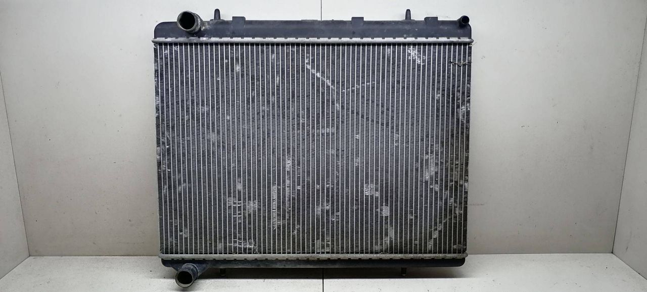 радиатор (основной) Citroen C4 1 поколение 2005, 2.0 л., i, RFJ (EW10A), бензин, АКПП, т.серый, хетчбэк 5 дв., передний привод, 1330K1 - фото №1
