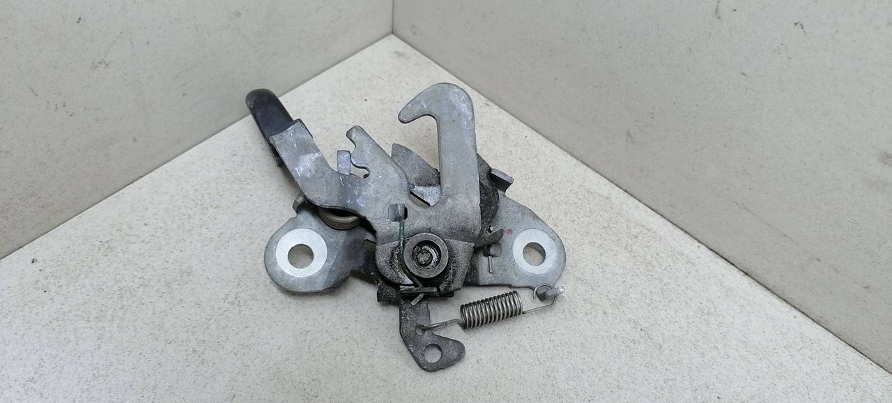 замок капота Peugeot 1007 1 поколение 2005, 1.4 л., HDi, 8HZ (DV4TD), дизель, 5МКПП, серебристый, хетчбэк 3 дв., 793473 - фото №1