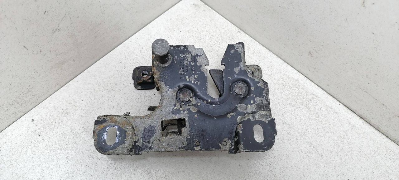 замок капота Audi A4 B5 1996, 1.9 л., TDi, AHU, дизель, 5МКПП, зелёный, седан, 8D0823509J - фото №1