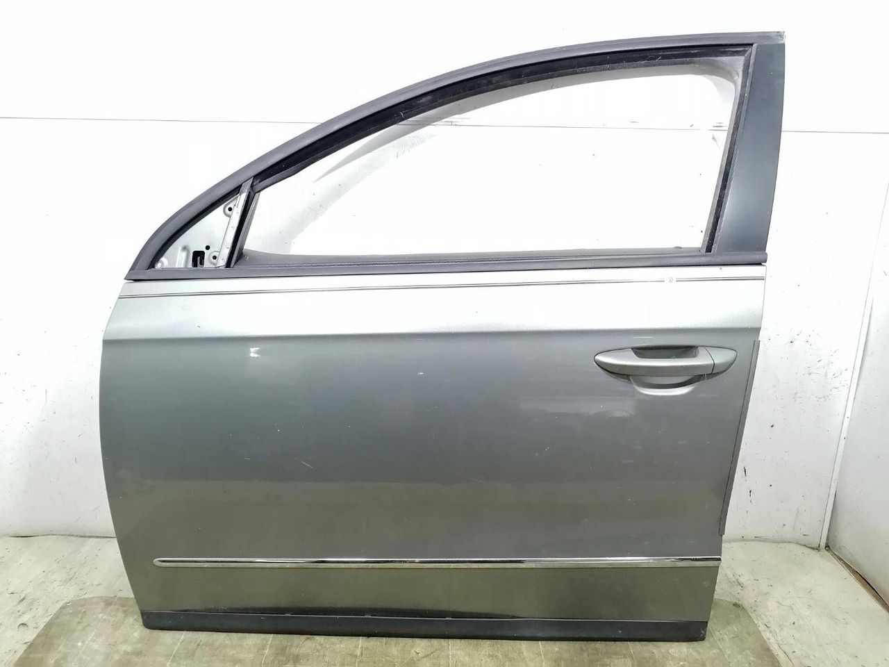 дверь передняя левая Volkswagen Passat B6 2007, 2.0 л., бензин, АКПП, серебристый, универсал, передний привод, 3C4831055M, 3C4831055J - фото №1