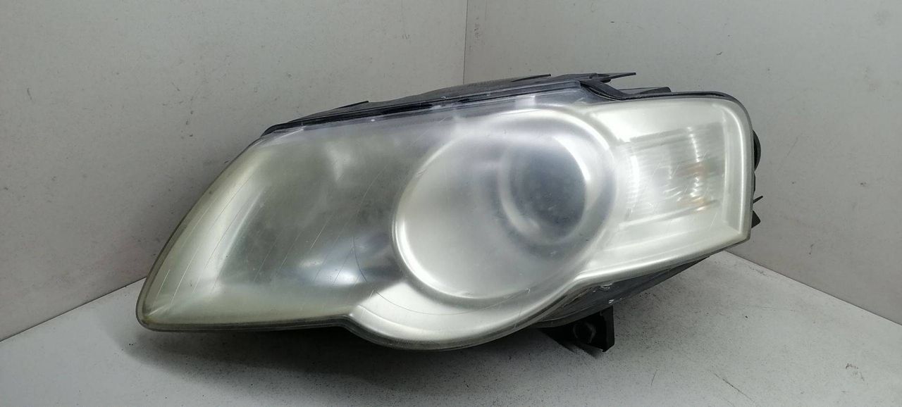 фара левая Volkswagen Passat B6 2007, 2.0 л., бензин, АКПП, серебристый, универсал, передний привод, 1EL247014-05, 3C0941005L - фото №1