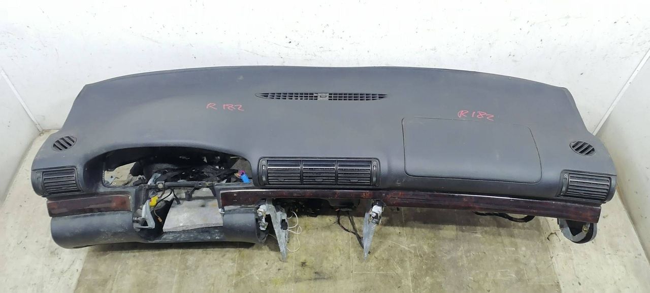 панель передняя салона (торпедо) Audi A4 B5 1996, 1.9 л., TDi, AHU, дизель, 5МКПП, зелёный, седан, 8D0857069 - фото №1