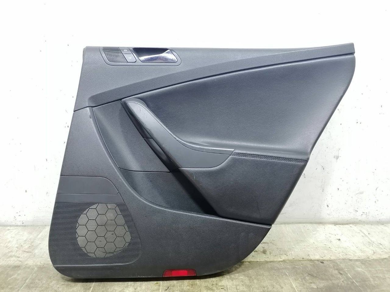 обшивка двери задняя правая Volkswagen Passat B6 2007, 2.0 л., бензин, АКПП, серебристый, универсал, передний привод, 3C9867212EGTCH - фото №1