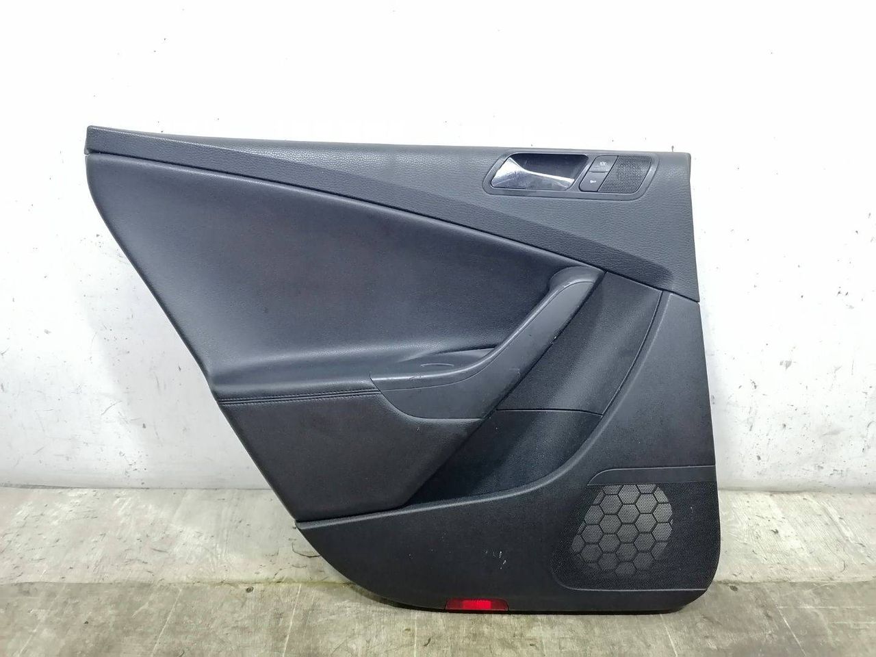 обшивка двери задняя левая Volkswagen Passat B6 2007, 2.0 л., бензин, АКПП, серебристый, универсал, передний привод, 3C9867211EGTCH - фото №1