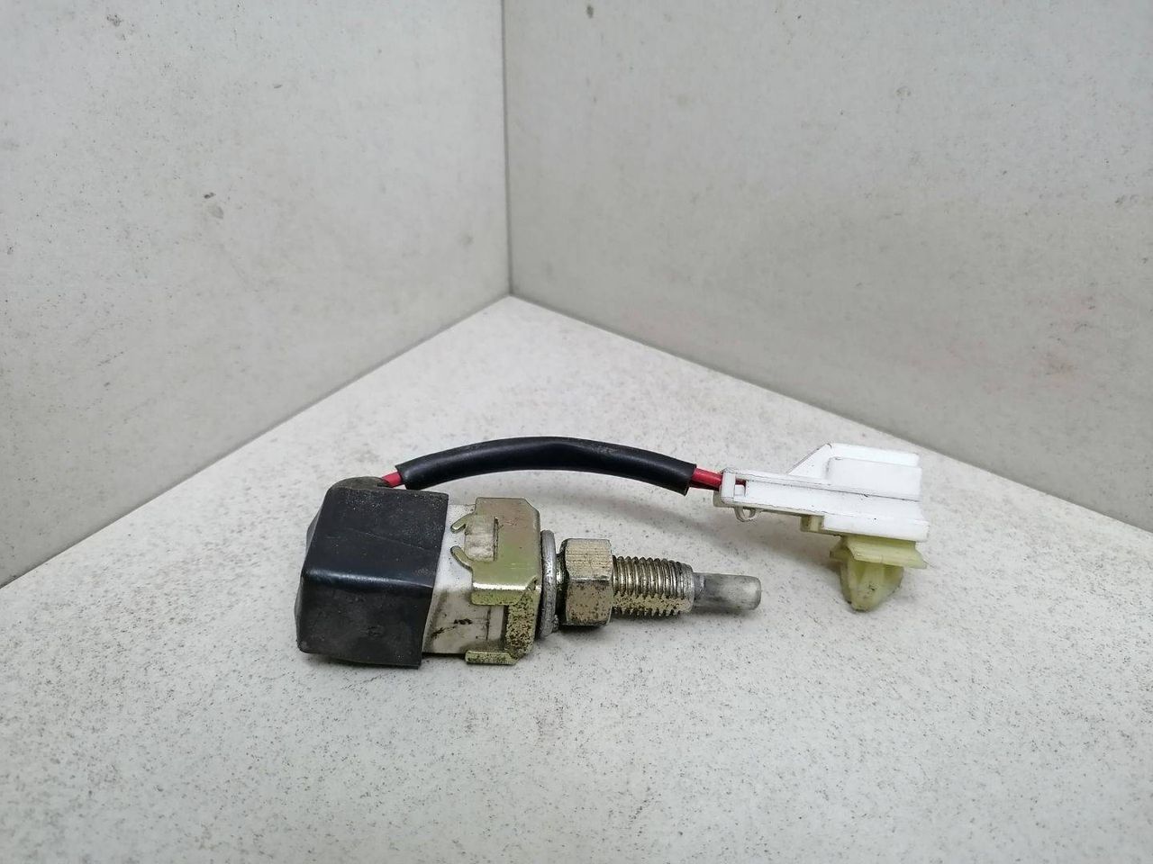 Датчик педали тормоза (лягушка) Hyundai Santamo 1 поколение 1999, 2.0 л., i, бензин, 5МКПП, серебристый, минивэн, передний привод - фото №1
