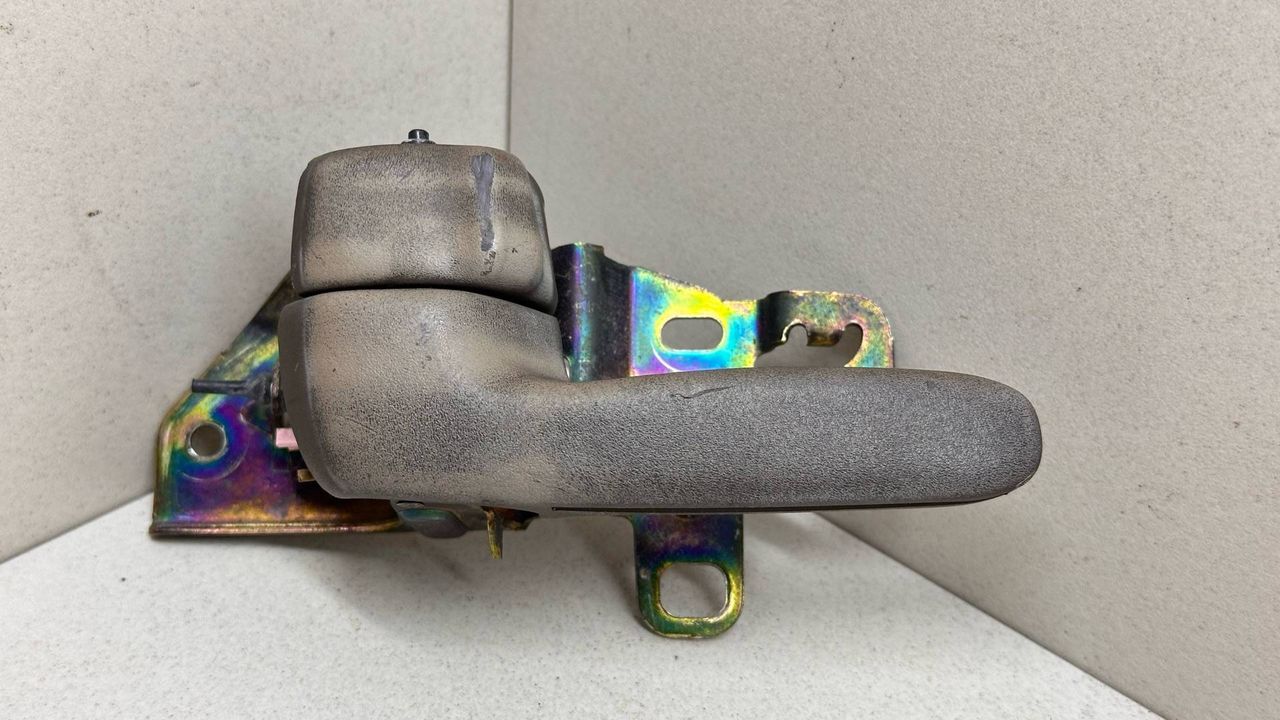 ручка внутренняя задняя правая Toyota Mark II 7 поколение X90 1994, 2.5 л., i, 1JZ-GE, бензин, АКПП, белый, седан, полный привод, правый руль, 6920522070E0, 6920522070J0 - фото №1