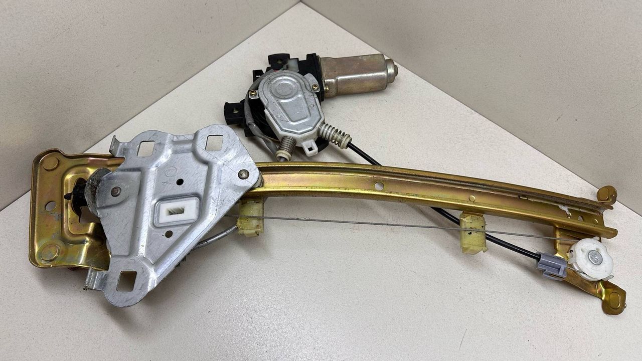 стеклоподъемник электрический задний левый Toyota Mark II 7 поколение X90 1994, 2.5 л., i, 1JZ-GE, бензин, АКПП, белый, седан, полный привод, правый руль, 85720-22280, 42057-000 - фото №1