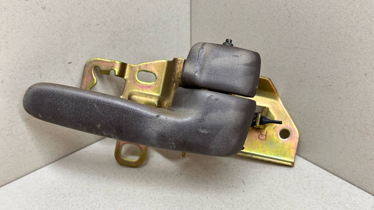 ручка внутренняя задняя правая Toyota Mark II 7 поколение X90 1994, 2.5 л., i, 1JZ-GE, бензин, АКПП, белый, седан, полный привод, правый руль, 6920522070E0, 6920522070J0 - фото №1