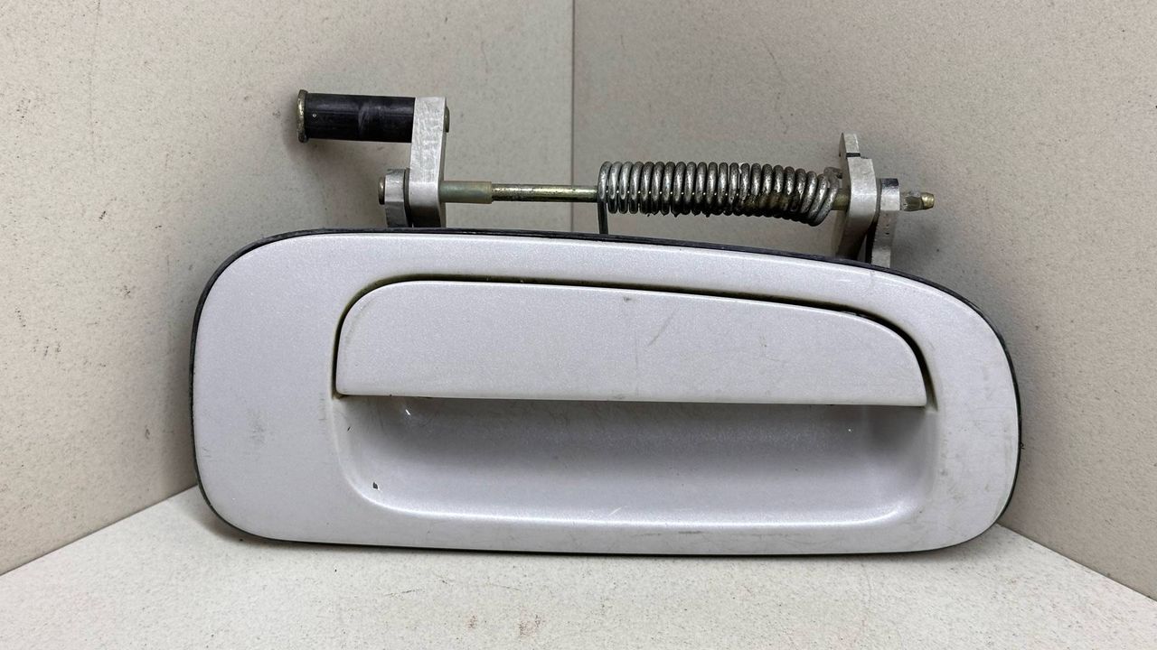 ручка наружная задняя правая Toyota Mark II 7 поколение X90 1994, 2.5 л., i, 1JZ-GE, бензин, АКПП, белый, седан, полный привод, правый руль, 6923022100A0, 6923022100A1, 6923022100A3 - фото №1