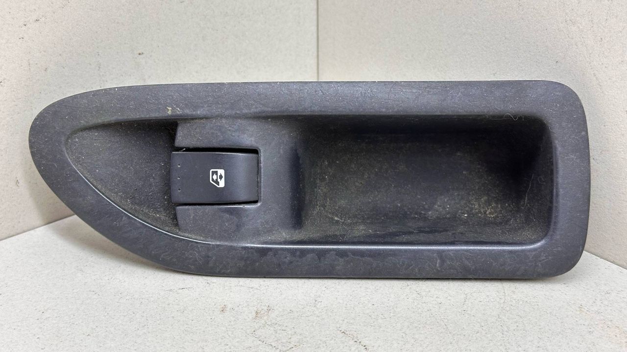 кнопка стеклоподъемника двери задней Renault Laguna 2 поколение 2001, 1.8 л., i, F4P 770, бензин, 5МКПП, серебристый, хетчбэк 5 дв., передний привод, 8200016014 - фото №1