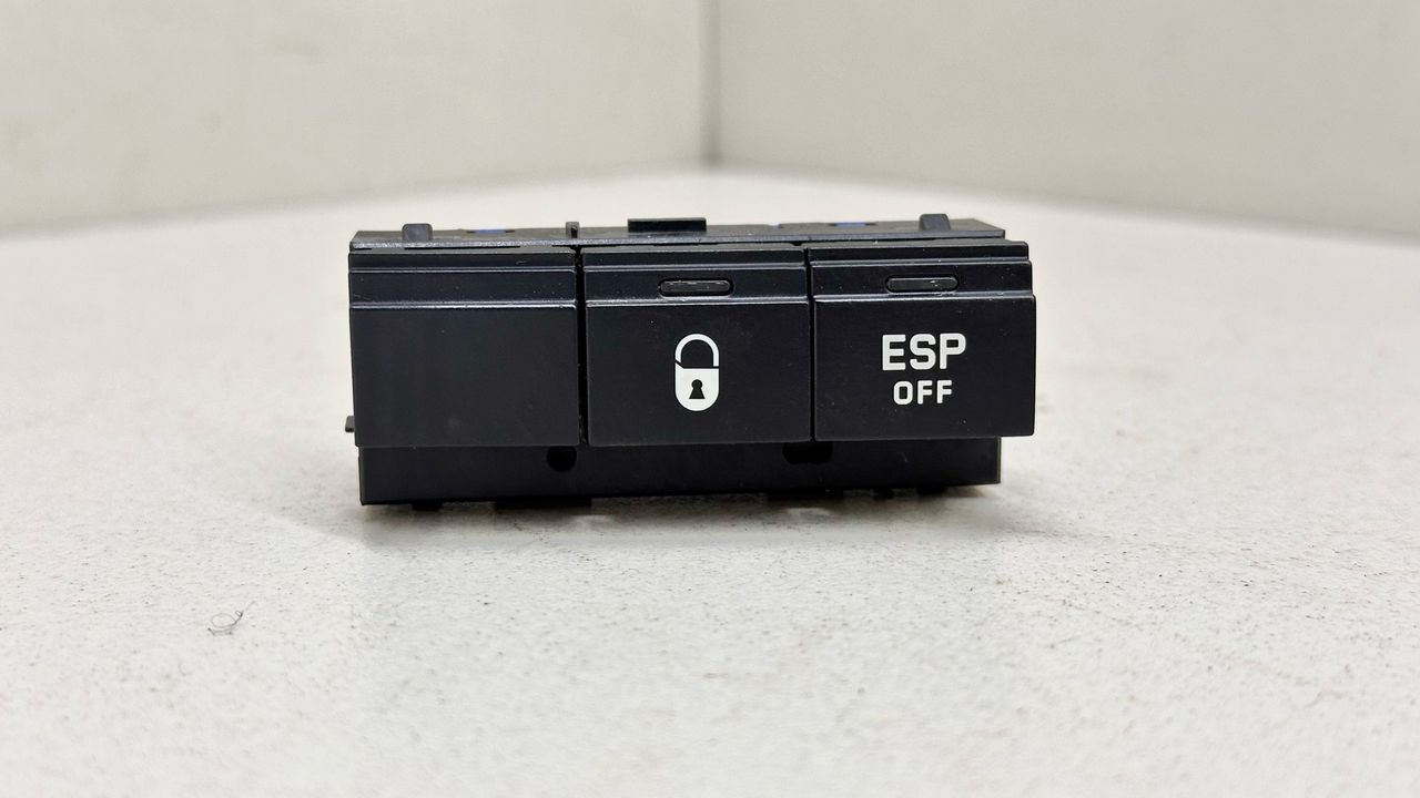 кнопка ASC / ESP Peugeot 1007 1 поколение 2005, 1.4 л., HDi, 8HZ (DV4TD), дизель, 5МКПП, серебристый, хетчбэк 3 дв., 96573404XT - фото №1