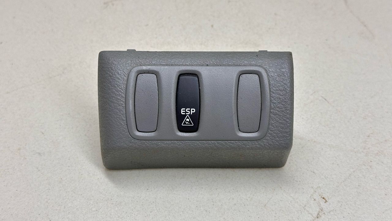 кнопка ASC / ESP Renault Laguna 2 поколение 2001, 1.8 л., i, F4P 770, бензин, 5МКПП, серебристый, хетчбэк 5 дв., передний привод, 8200025895, 214873, 226133 - фото №1