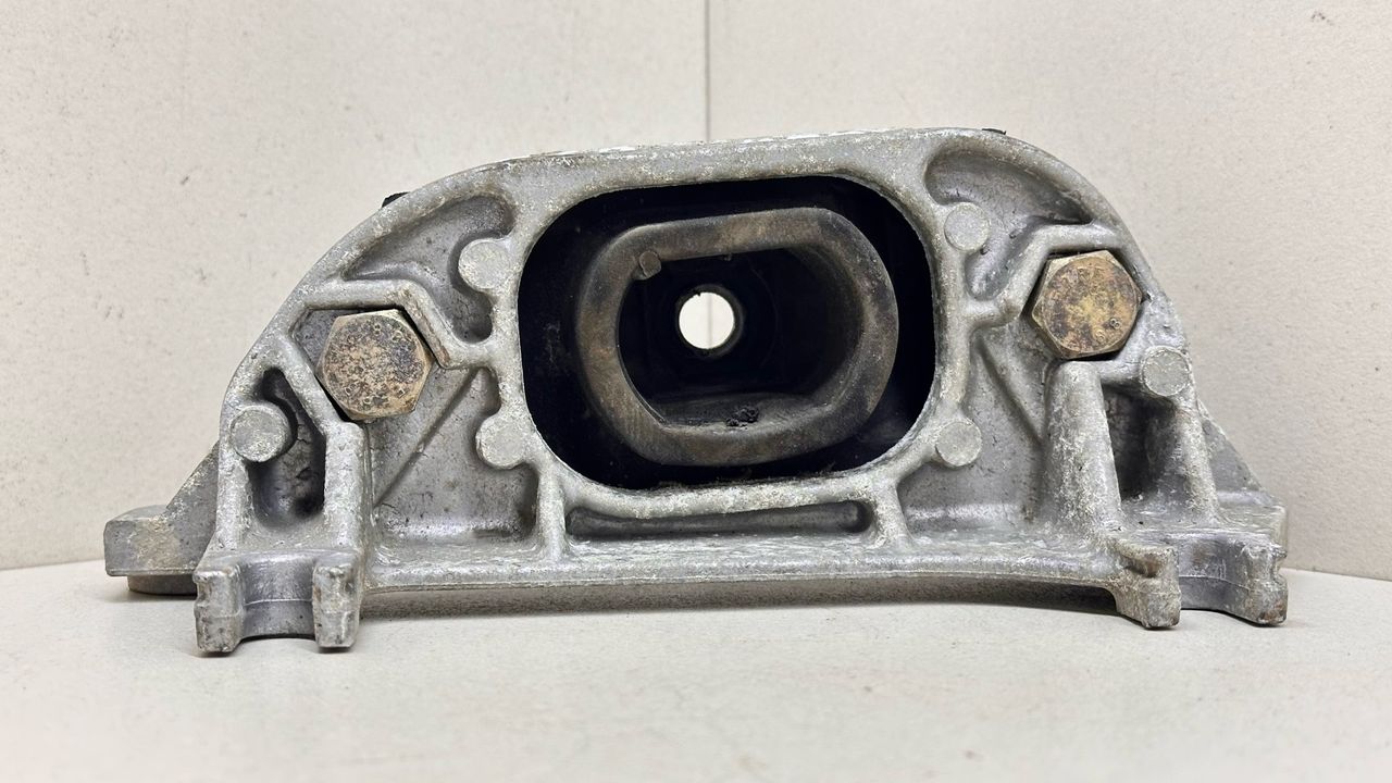 подушка крепления КПП Renault Megane 2 поколение 2004, 1.5 л., DCi, K9K 722, дизель, 5МКПП, серебристый, хетчбэк 5 дв., передний привод, 8200209324 - фото №1