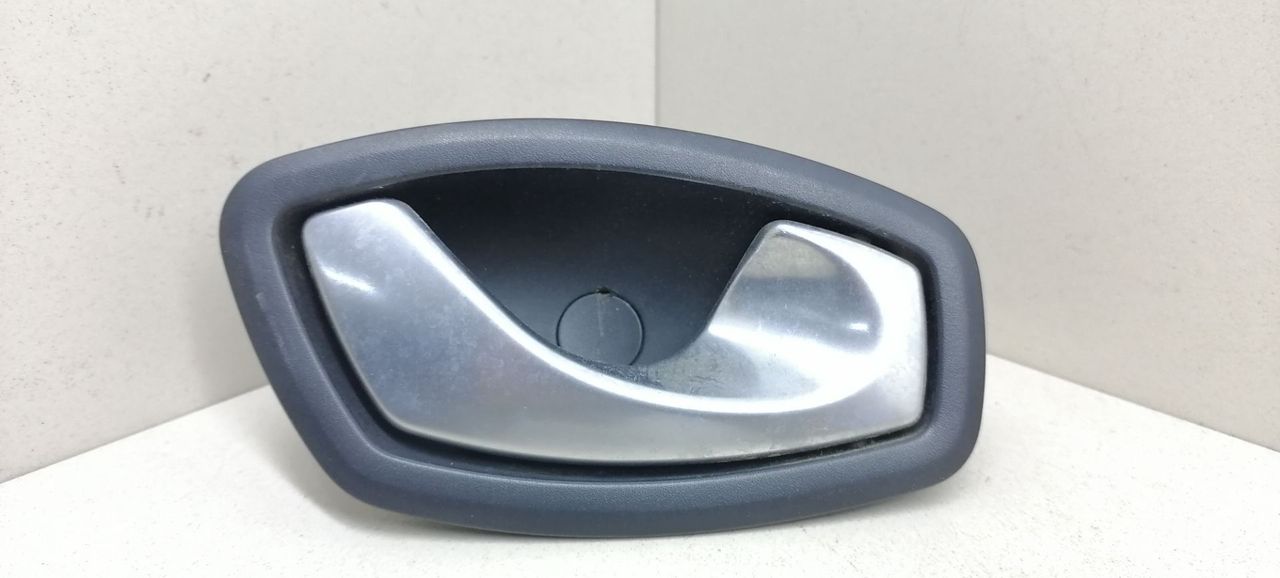 ручка внутренняя передняя правая Renault Laguna 3 поколение BT0A 2009, 1.5 л., DCi, K9K 780, дизель, 6МКПП, серый, хетчбэк 5 дв., передний привод, 806700005R - фото №1