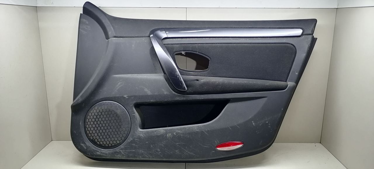 обшивка двери передняя правая Renault Laguna 3 поколение BT0A 2009, 1.5 л., DCi, K9K 780, дизель, 6МКПП, серый, хетчбэк 5 дв., передний привод, 809000401R - фото №1