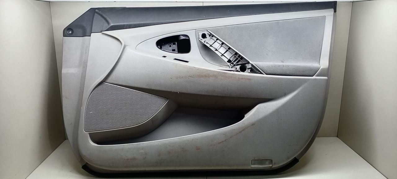 обшивка двери передняя правая Toyota Camry 7 поколение XV40 2008, 2.4 л., i, 2AZ-FE, бензин, АКПП, серебристый, седан, передний привод, 67777-06060 - фото №1