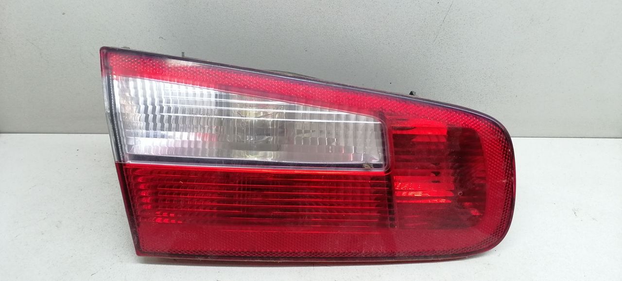фонарь крышки багажника левый Renault Laguna 2 поколение 2001, 1.8 л., i, F4P 770, бензин, 5МКПП, серебристый, хетчбэк 5 дв., передний привод, 8200002475 - фото №1
