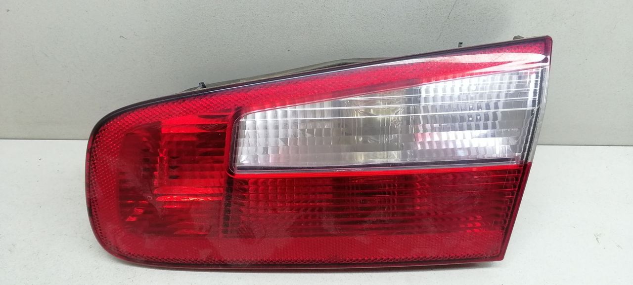 фонарь крышки багажника правый Renault Laguna 2 поколение 2001, 1.8 л., i, F4P 770, бензин, 5МКПП, серебристый, хетчбэк 5 дв., передний привод, 8200002476 - фото №1
