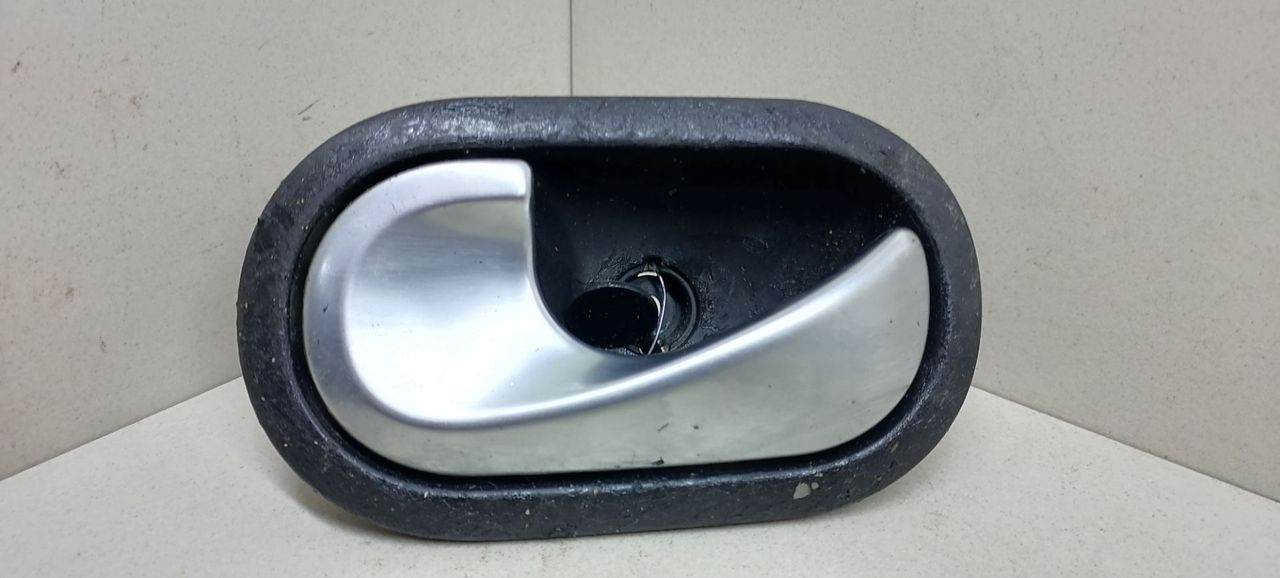 ручка внутренняя передняя левая Renault Megane 2 поколение 2004, 1.5 л., DCi, K9K 722, дизель, 5МКПП, серебристый, хетчбэк 5 дв., передний привод, 8200028487, 5005400006 - фото №1
