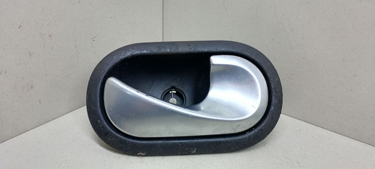 ручка внутренняя задняя правая Renault Megane 2 поколение 2004, 1.5 л., DCi, K9K 722, дизель, 5МКПП, серебристый, хетчбэк 5 дв., передний привод, 5005500006, 8200028486 - фото №1