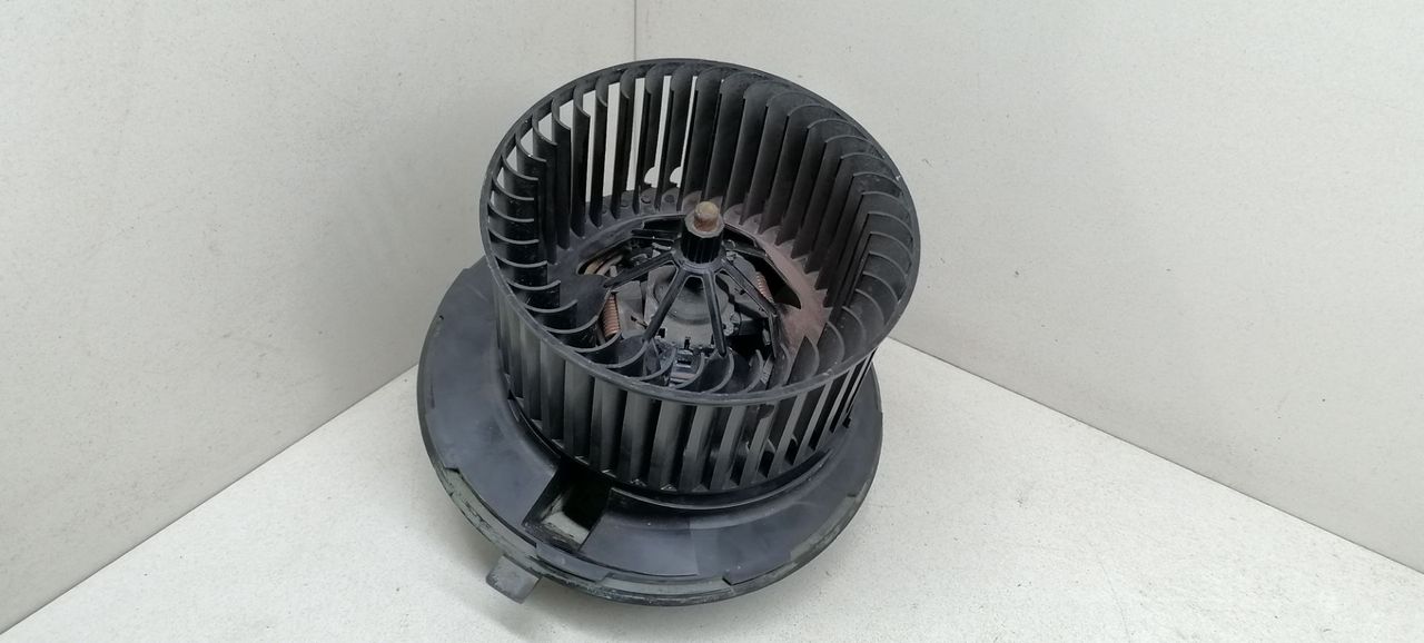 моторчик печки Volkswagen Passat B6 2007, 2.0 л., бензин, АКПП, серебристый, универсал, передний привод, DENSO, 1K1819015 - фото №1