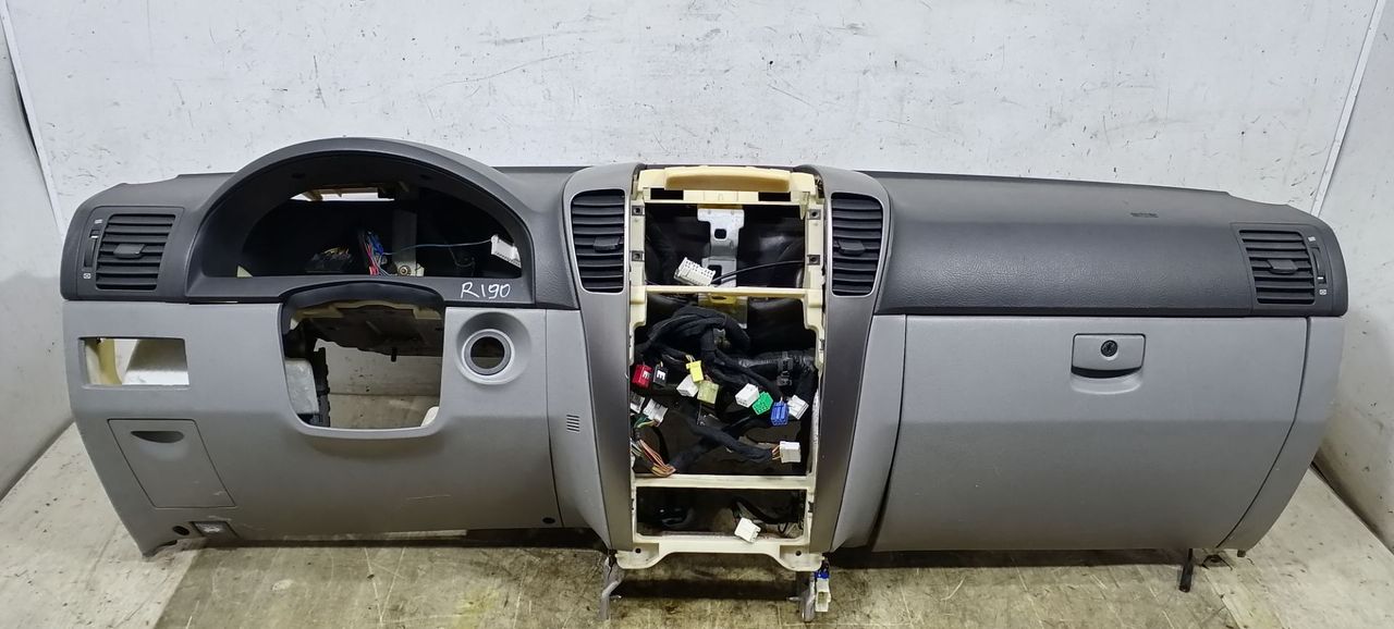 панель передняя салона (торпедо) Kia Sorento 1 поколение 2004, 2.5 л., CRDi, D4CB, дизель, 5МКПП, чёрный, внедорожник 5 дв., полный подключаемый привод, 847103E010CQ - фото №1