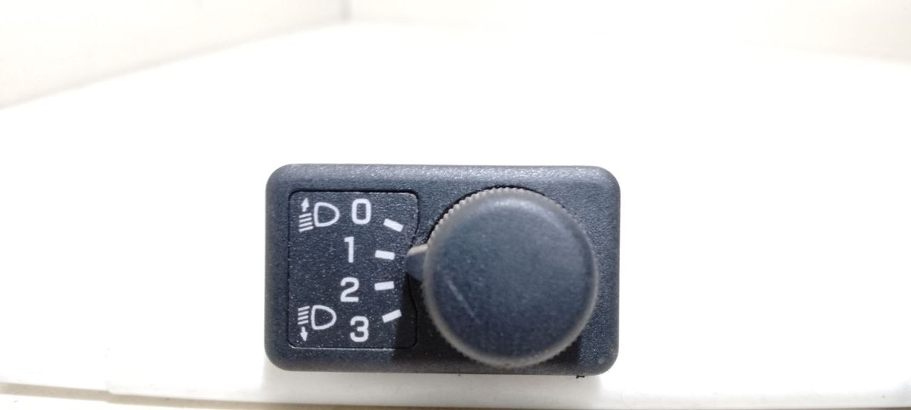 кнопка корректора фар Nissan Almera Tino V10 2001, 2.2 л., DCi, YD22DDTi, дизель, 5МКПП, серебристый, минивэн, передний привод, 033501, 369978 - фото №1