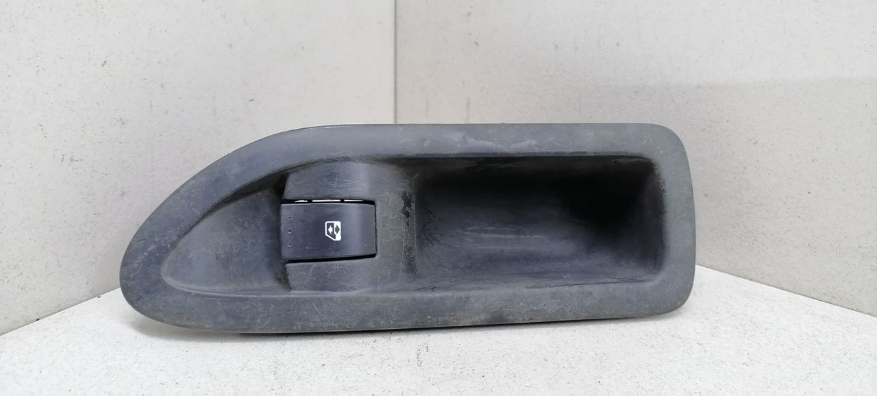 кнопка стеклоподъемника двери задней Renault Laguna 2 поколение 2004, 1.9 л., DCi, F9Q 670, дизель, МКПП, салатовый, универсал, передний привод, 8200317493 - фото №1