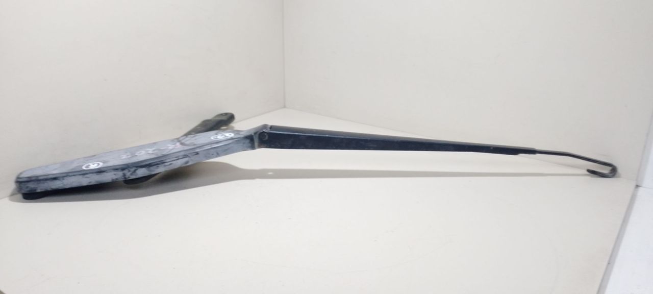 щеткодержатель (поводок стеклоочистителя, дворник) Nissan Almera Tino V10 2001, 2.2 л., DCi, YD22DDTi, дизель, 5МКПП, серебристый, минивэн, передний привод, 28886BU000 - фото №1