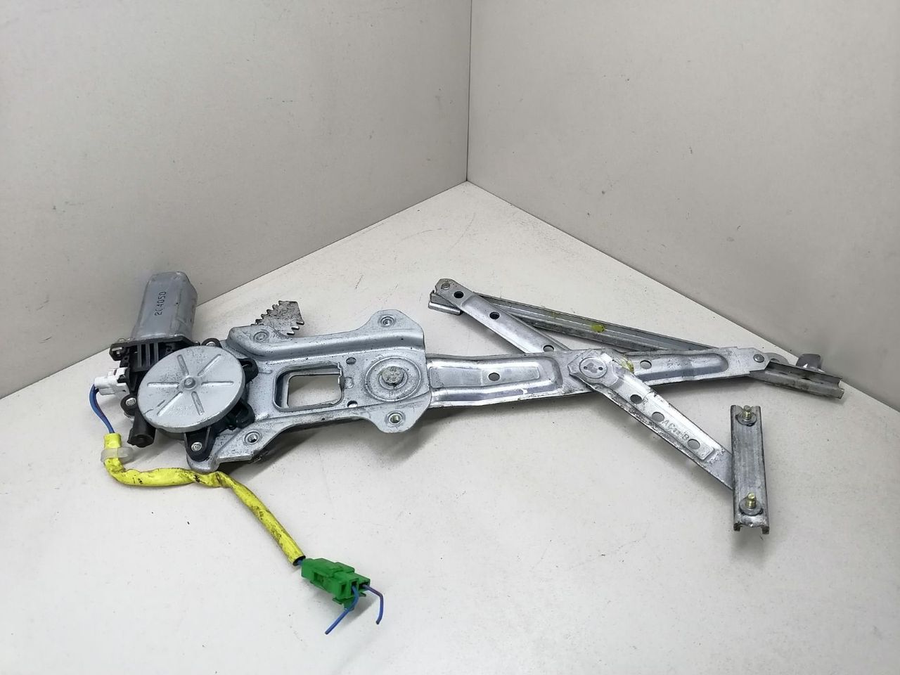 стеклоподъемник электрический передний правый Subaru Outback 2 поколение BH9 2002, 2.5 л., i, бензин, АКПП, зеленый, универсал, полный привод, 61222AE000 - фото №1