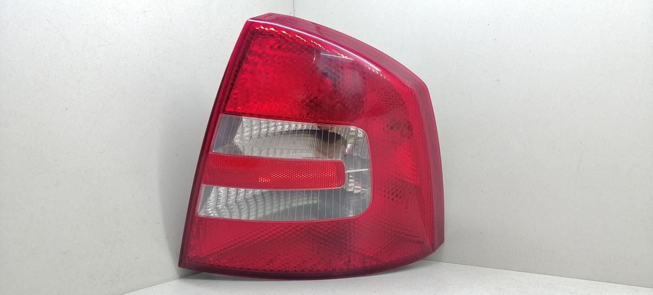 фонарь задний правый Skoda Octavia 2 поколение (A5) 2004, 1.9 л., TDi, BJB, дизель, 5МКПП, темно-серый, хетчбэк 5 дв., передний привод, 89450875402 - фото №1