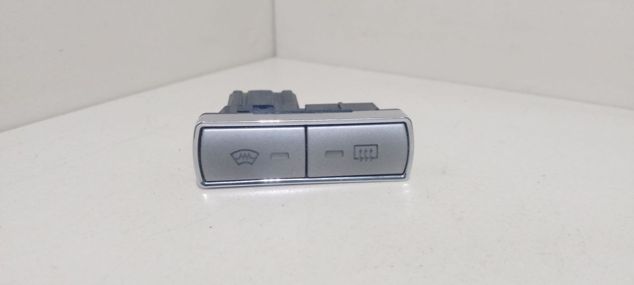 кнопка обогрева лобового стекла Ford S-Max 1 поколение 2006, 1.8 л., TDCi, дизель, 6МКПП, серебристый, минивэн, передний привод, 6M2T, 18K574AV - фото №1