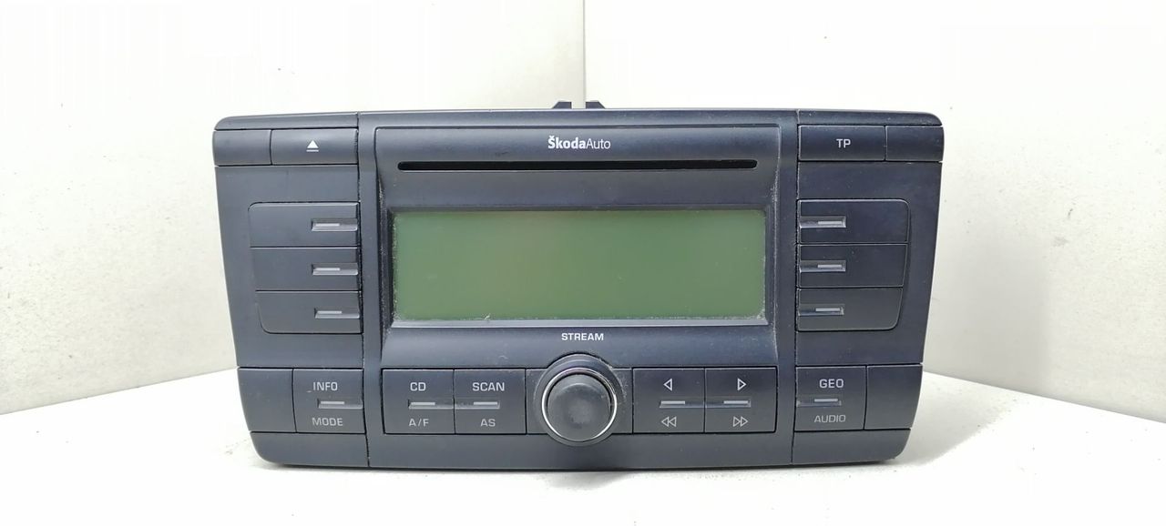 магнитола Skoda Octavia 2 поколение (A5) 2004, 1.9 л., TDi, BJB, дизель, 5МКПП, темно-серый, хетчбэк 5 дв., передний привод, VISTEON, 1Z0035161A - фото №1