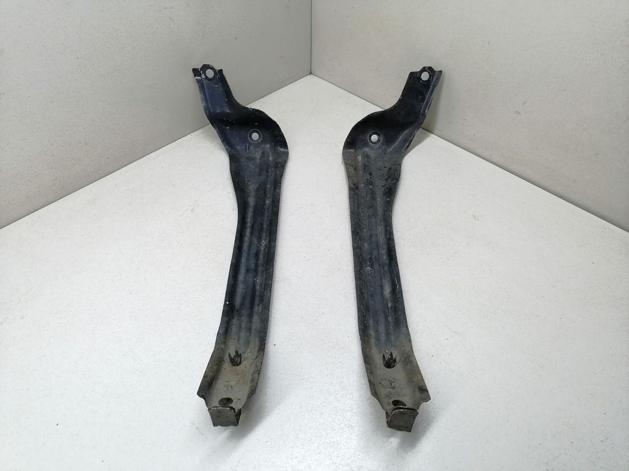 передняя панель крепления облицовки (телевизор) Subaru Outback 2 поколение BH9 2002, 2.5 л., i, бензин, АКПП, зеленый, универсал, полный привод, 57707AE230, 57707AE240 - фото №1