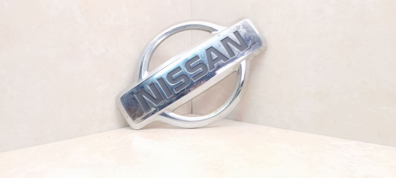 эмблема Nissan Almera Tino V10 2001, 2.2 л., DCi, YD22DDTi, дизель, 5МКПП, серебристый, минивэн, передний привод, 2764W020, 84890BU300 - фото №1