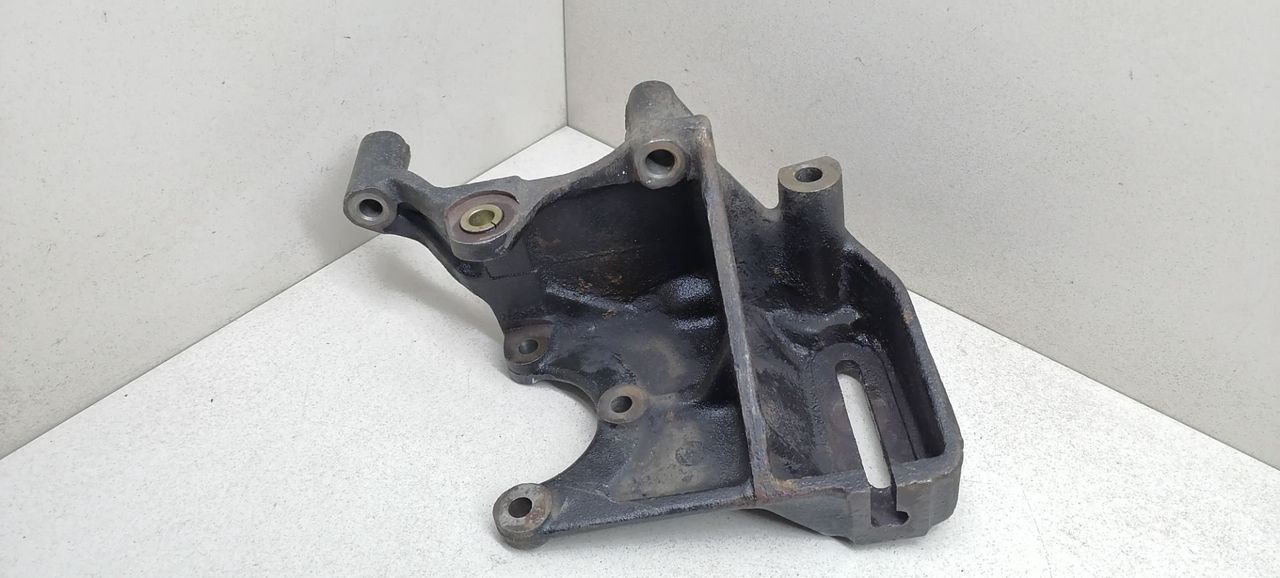 кронштейн генератора Hyundai Matrix 1 поколение 2003, 1.6 л., i, G4ED, бензин, МКПП, красный, минивэн, передний привод, 06813F5716 - фото №1