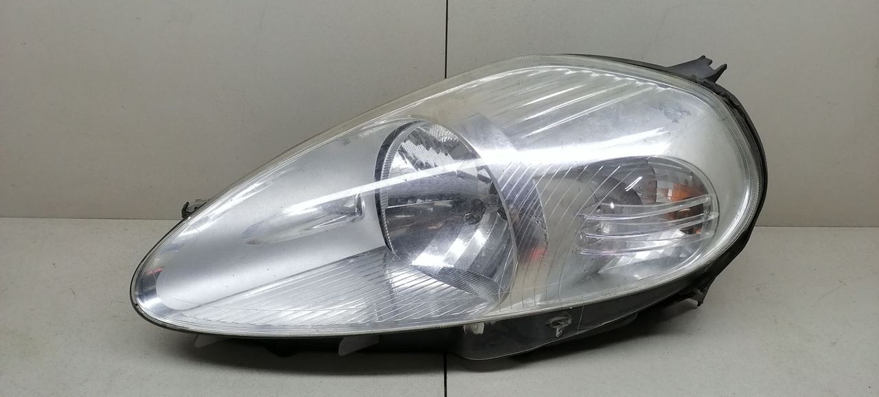 фара левая Fiat Grande Punto 1 поколение 2006, 1.3 л., дизель, 5МКПП, салатовый, хетчбэк 5 дв., передний привод, 51701593, 51833191 - фото №1