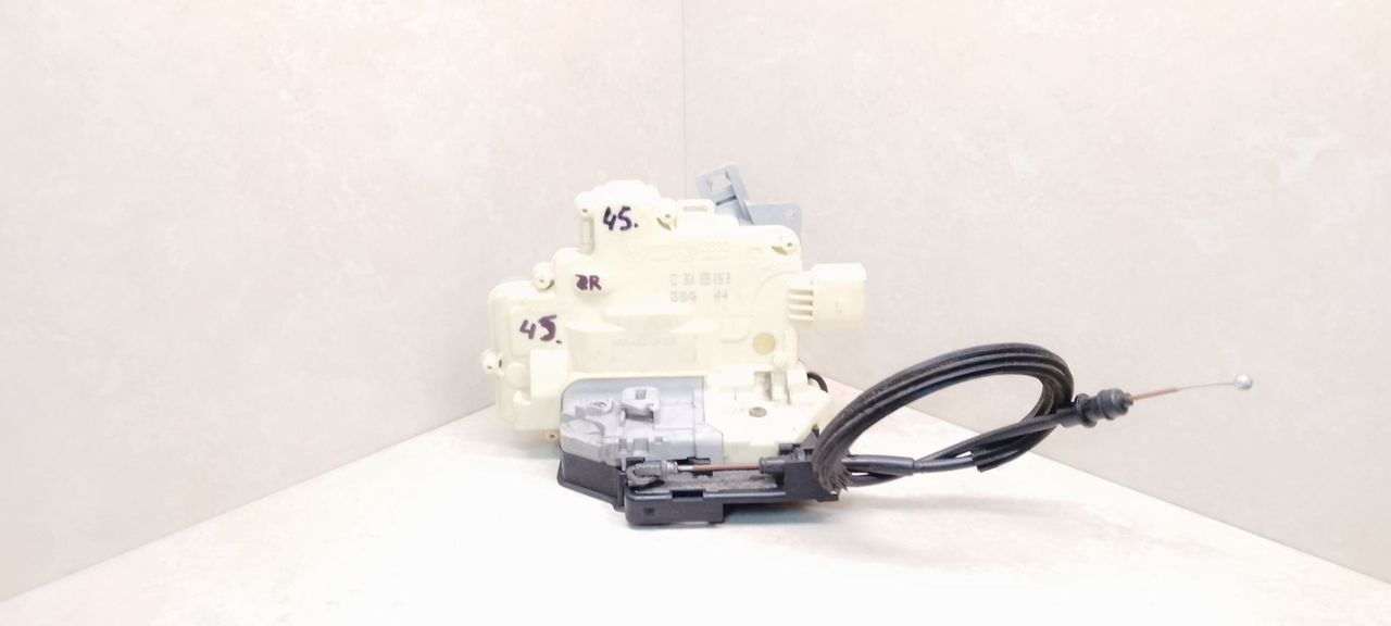 замок двери задней правой Volkswagen Passat B6 2007, 2.0 л., бензин, АКПП, серебристый, универсал, передний привод, 3C4839016B - фото №1