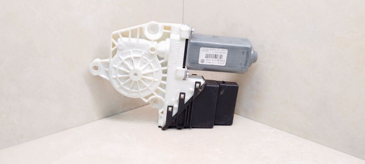 моторчик стеклоподъемника задний правый Volkswagen Passat B6 2007, 2.0 л., бензин, АКПП, серебристый, универсал, передний привод, 974192-111, 3C9959704A, 984067-104, 975283-200, 053.60060.01, 997755-102774.60059.02 - фото №1