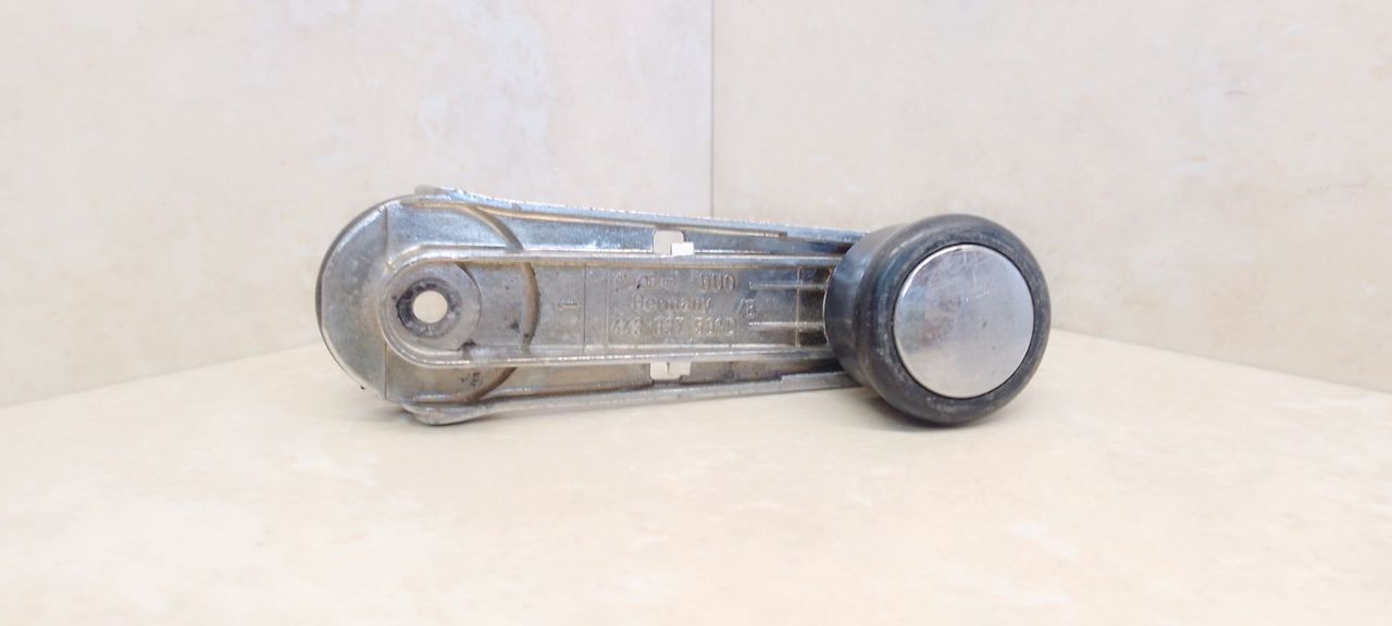 ручка стеклоподъемника задней Volkswagen Passat B5 3B5 1997, 1.9 л., TDi, AHU, дизель, 5МКПП, серебристый, седан, передний привод, 443837581D - фото №1