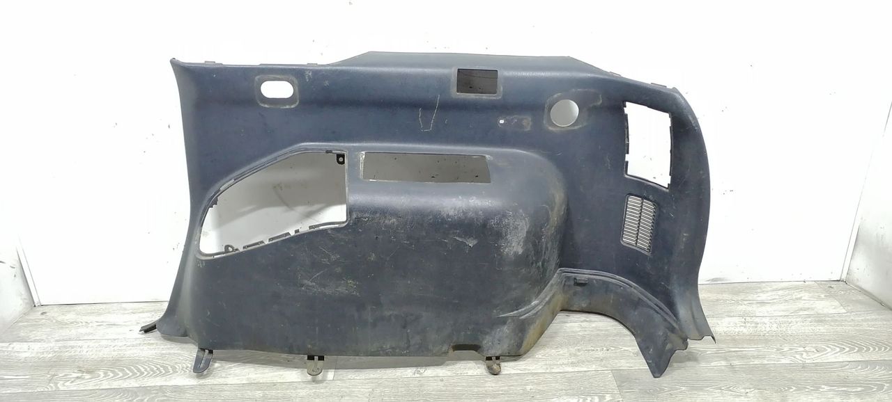 обшивка багажника Hyundai Santamo 1 поколение 1999, 2.0 л., i, бензин, 5МКПП, серебристый, минивэн, передний привод, 85543-M2000, 85543-M2010 - фото №1