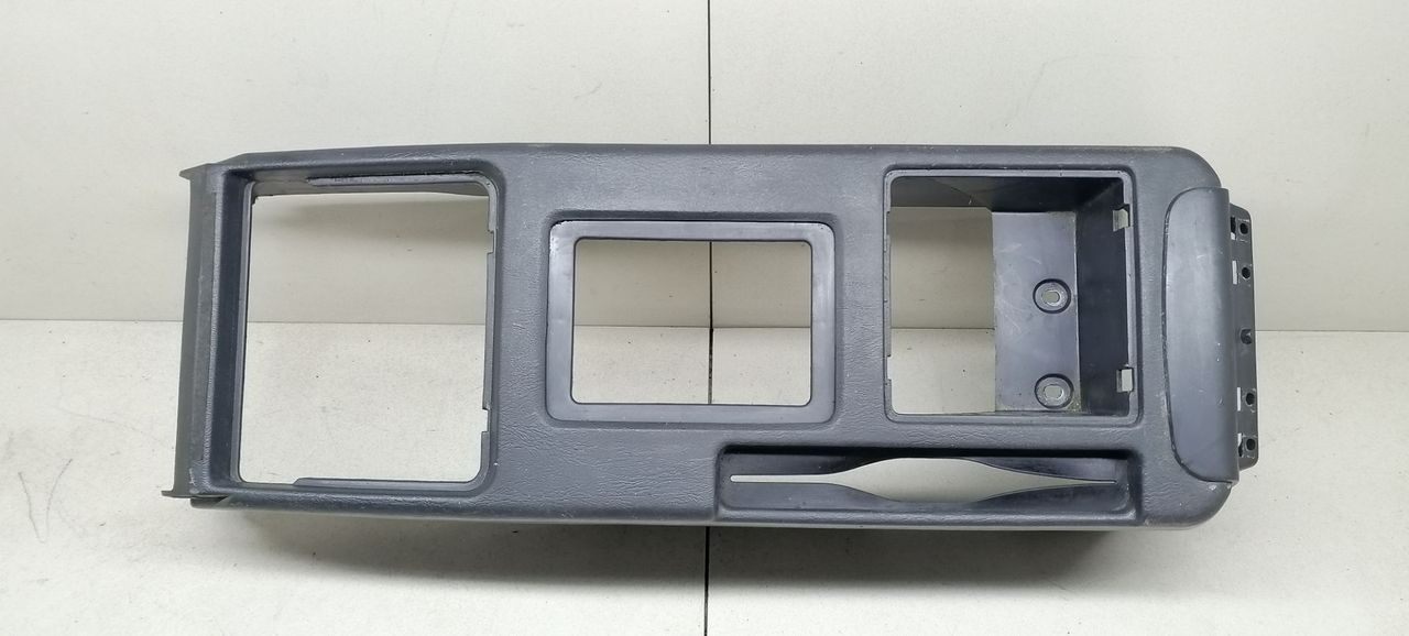 консоль салона Hyundai Santamo 1 поколение 1999, 2.0 л., i, бензин, 5МКПП, серебристый, минивэн, передний привод, 84611-M2000 - фото №1