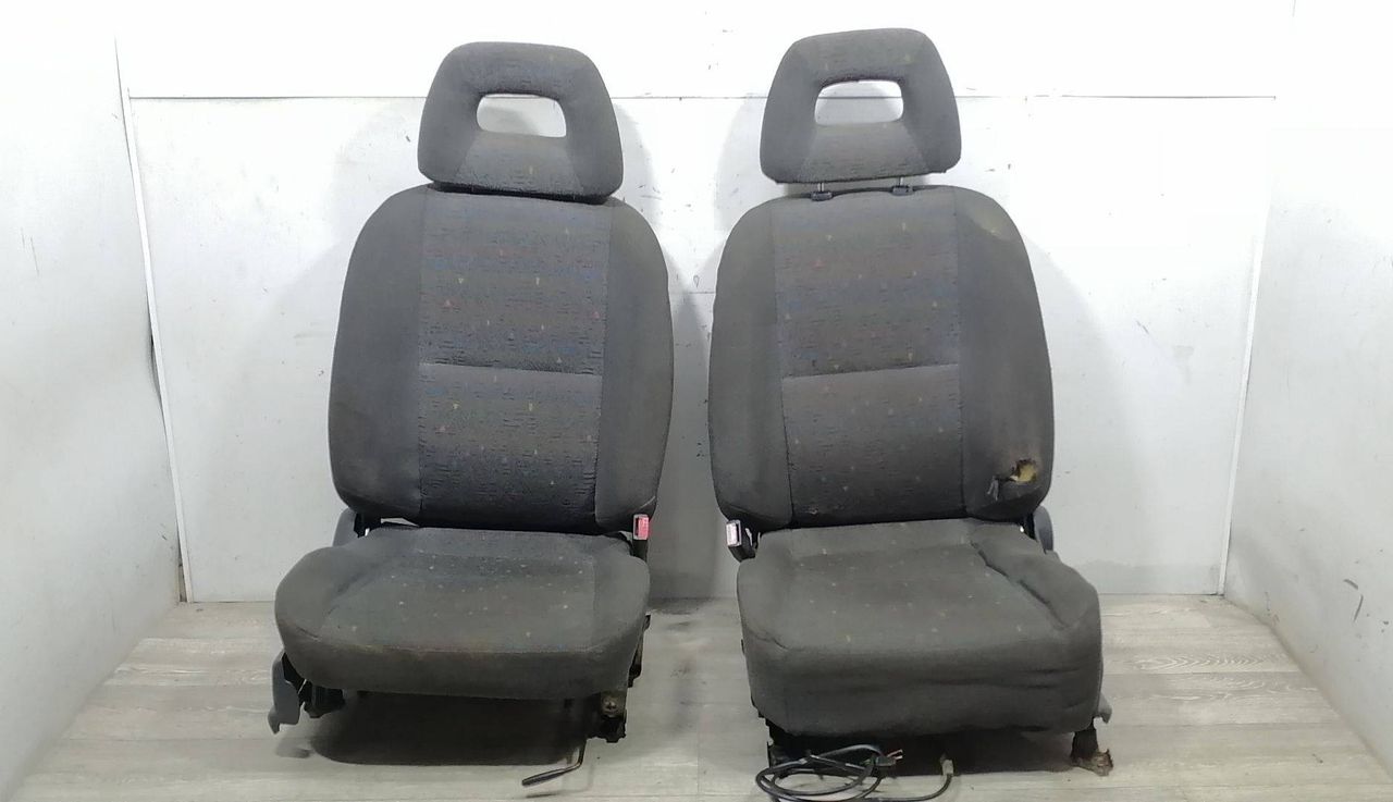 сиденье переднее Hyundai Santamo 1 поколение 1999, 2.0 л., i, бензин, 5МКПП, серебристый, минивэн, передний привод - фото №1