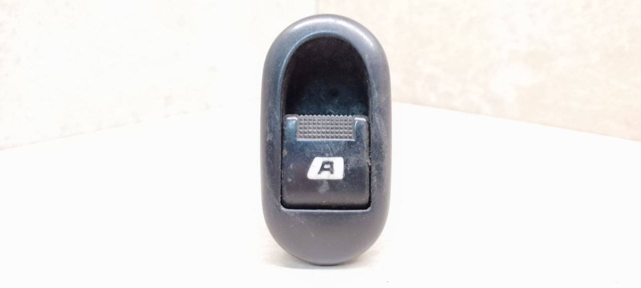 кнопка стеклоподъемника двери Peugeot 1007 1 поколение 2005, 1.4 л., HDi, 8HZ (DV4TD), дизель, 5МКПП, серебристый, хетчбэк 3 дв., 96401469XT - фото №1