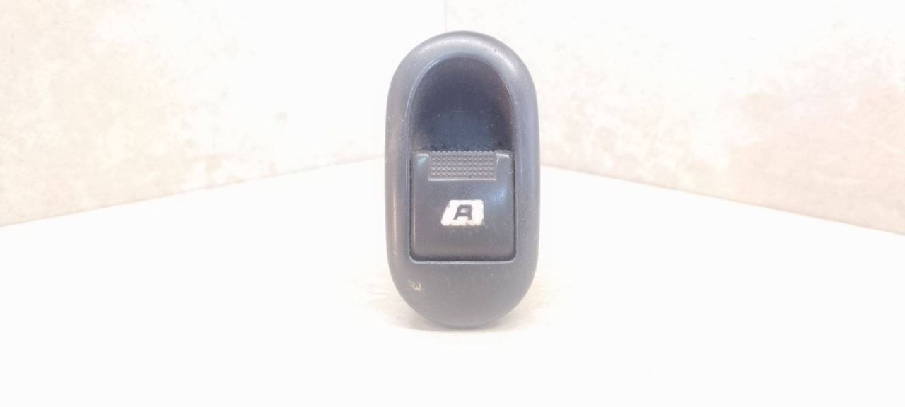 кнопка стеклоподъемника двери Peugeot 1007 1 поколение 2005, 1.4 л., HDi, 8HZ (DV4TD), дизель, 5МКПП, серебристый, хетчбэк 3 дв., 96401469XT - фото №1