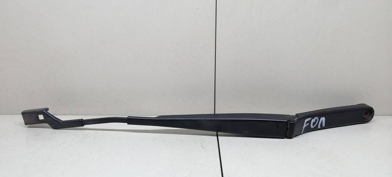 щеткодержатель (поводок стеклоочистителя, дворник) Volkswagen Passat B6 2007, 2.0 л., бензин, АКПП, серебристый, универсал, передний привод, 3C1955409C - фото №1
