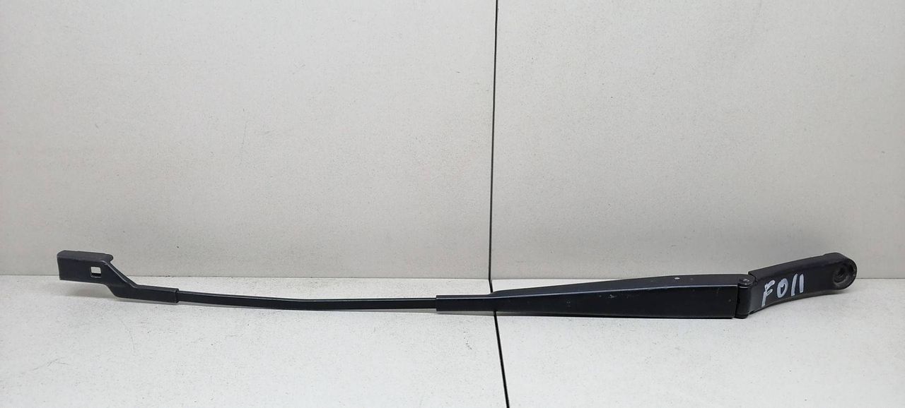 щеткодержатель (поводок стеклоочистителя, дворник) Volkswagen Passat B6 2007, 2.0 л., бензин, АКПП, серебристый, универсал, передний привод, 3C1955410B - фото №1