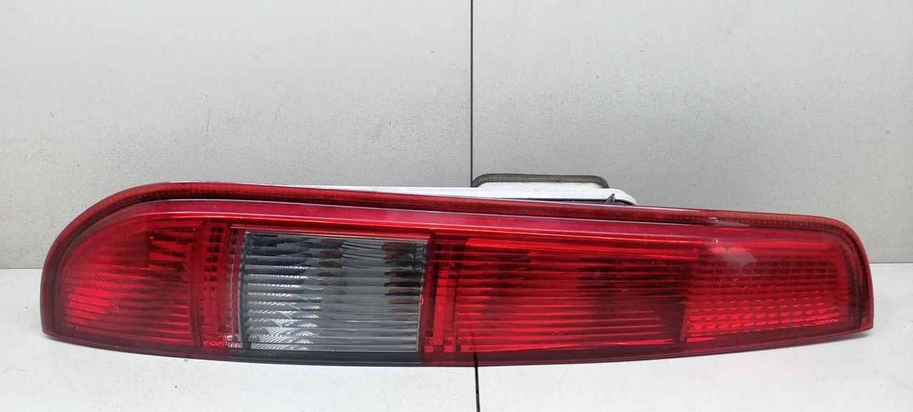 фонарь задний левый Ford Focus 2 поколение 2006, 1.6 л., i, HXDA, бензин, 5МКПП, серебристый, универсал, передний привод, 1499842 - фото №1