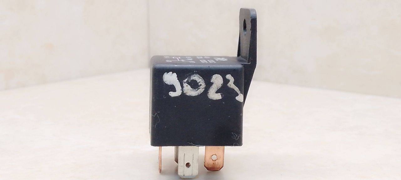 реле (прочие) Mitsubishi Colt 5 поколение (CJO) CJ1A 1997, 1.3 л., i, 4G13 (12V), бензин, 5МКПП, голубой металлик, хетчбэк 3 дв., передний привод, 0528 - фото №1